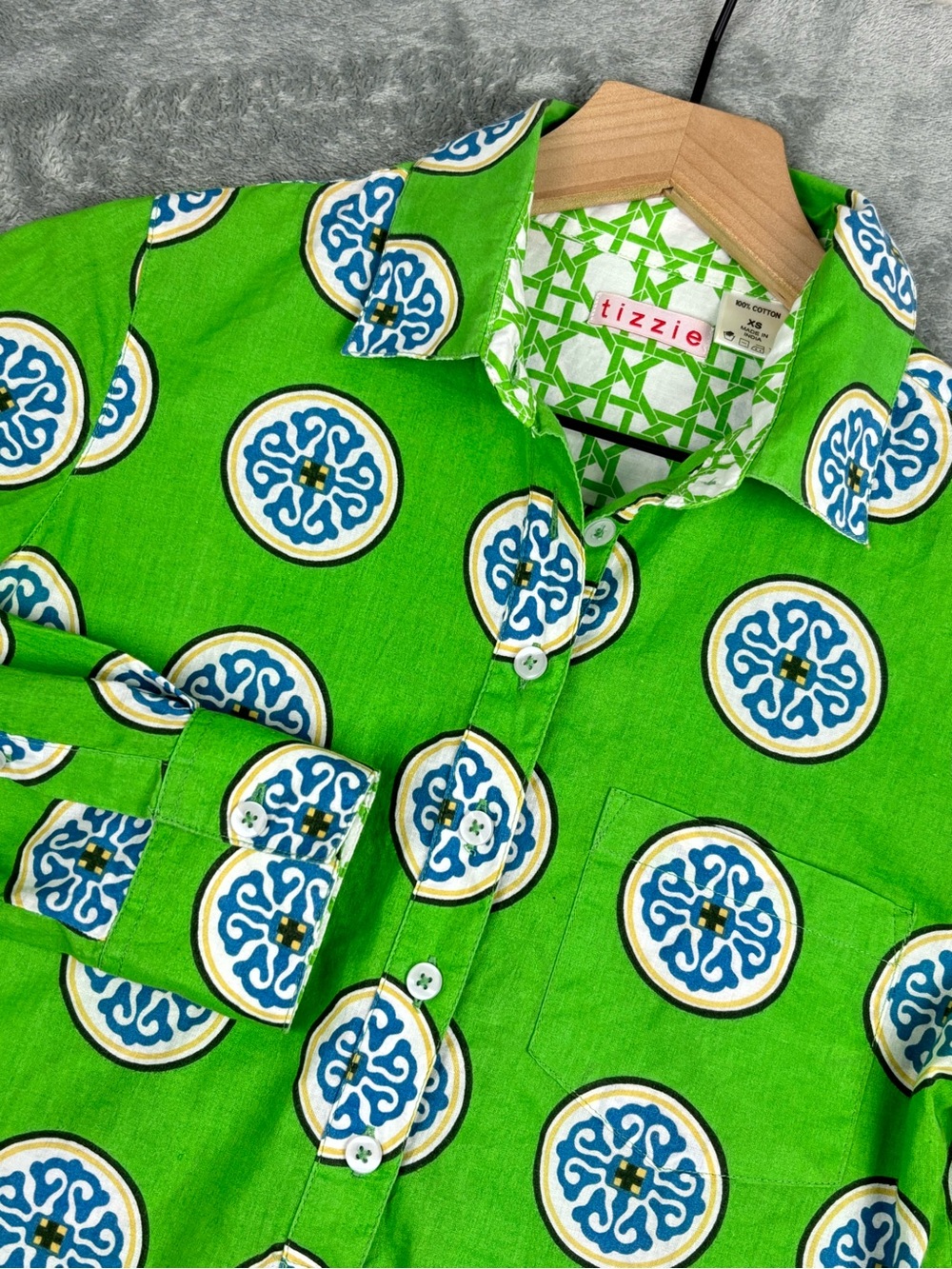 Tizzie Dizzy Lizzie Shirt Womens XS Green Medallion Henley Popover Roll Tab